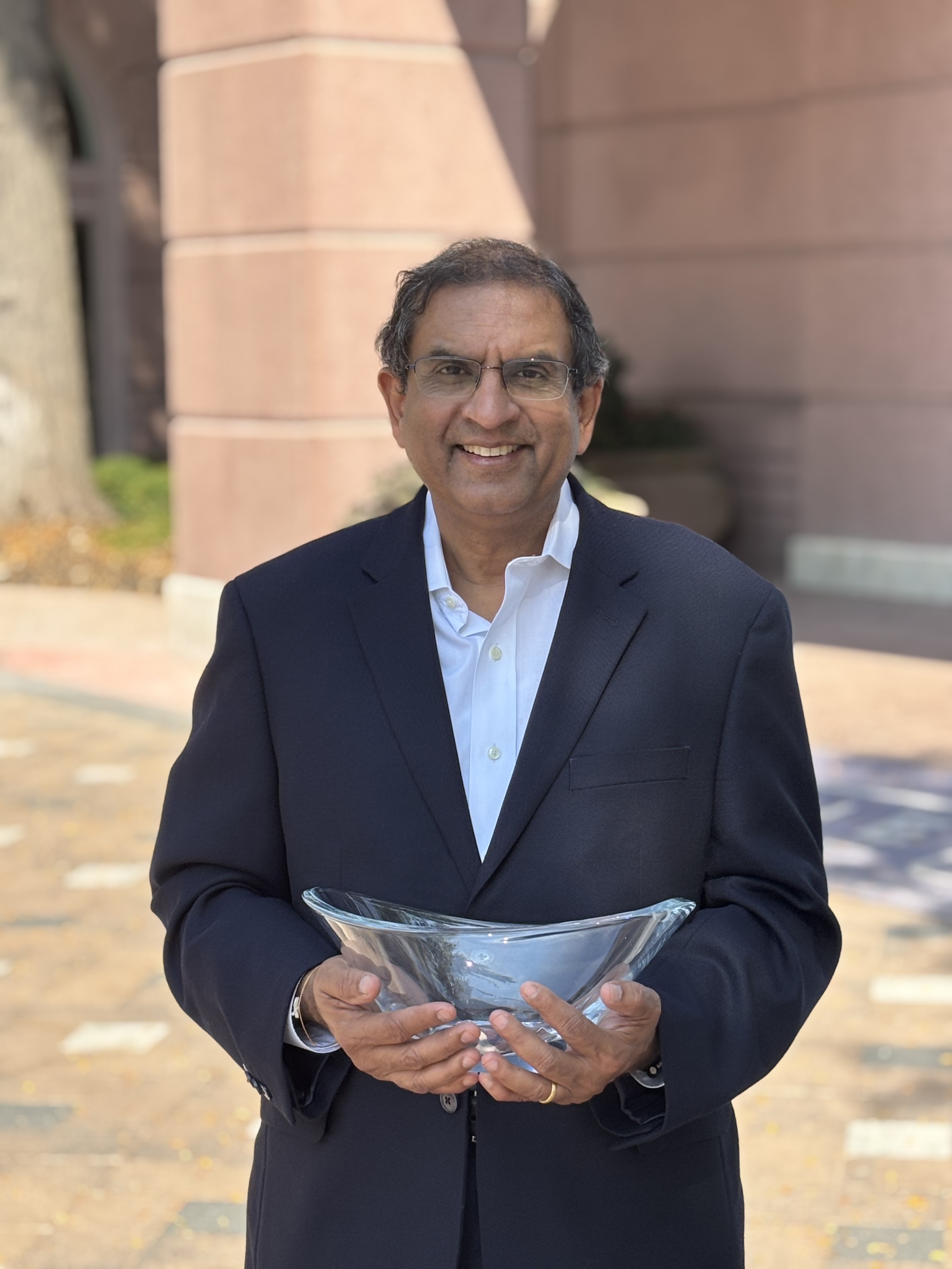 Pankaj Shah receives the Dave Reese Distinguished Service Award from The Quilt.